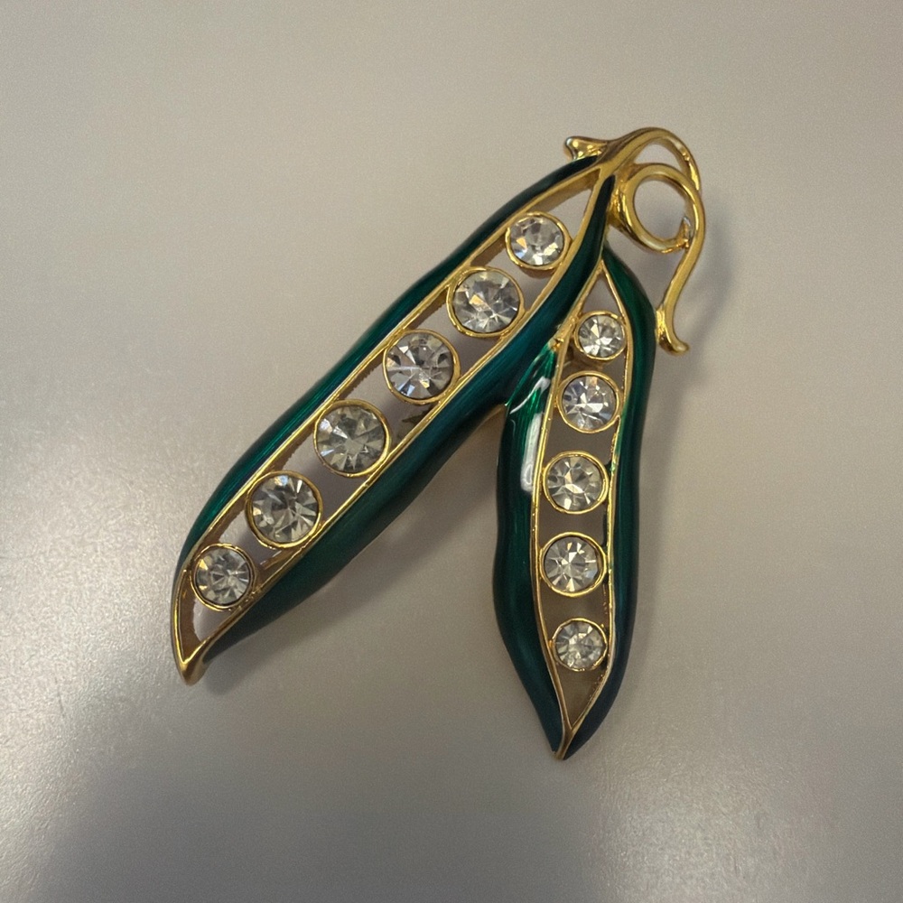 Elegant Monet Signed Green Pea Pod Brooch